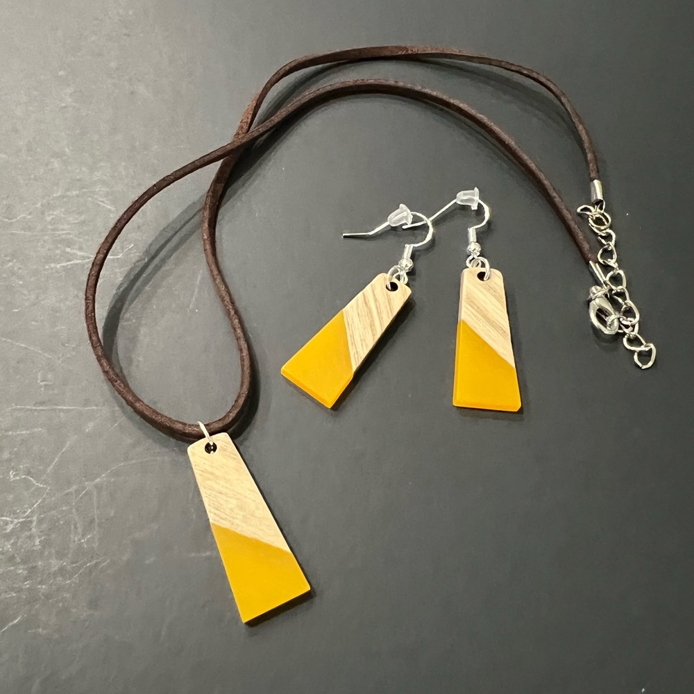 Price Drop!!! 😍 Hand made resin & wood Pendant Necklace w/ matching earrings